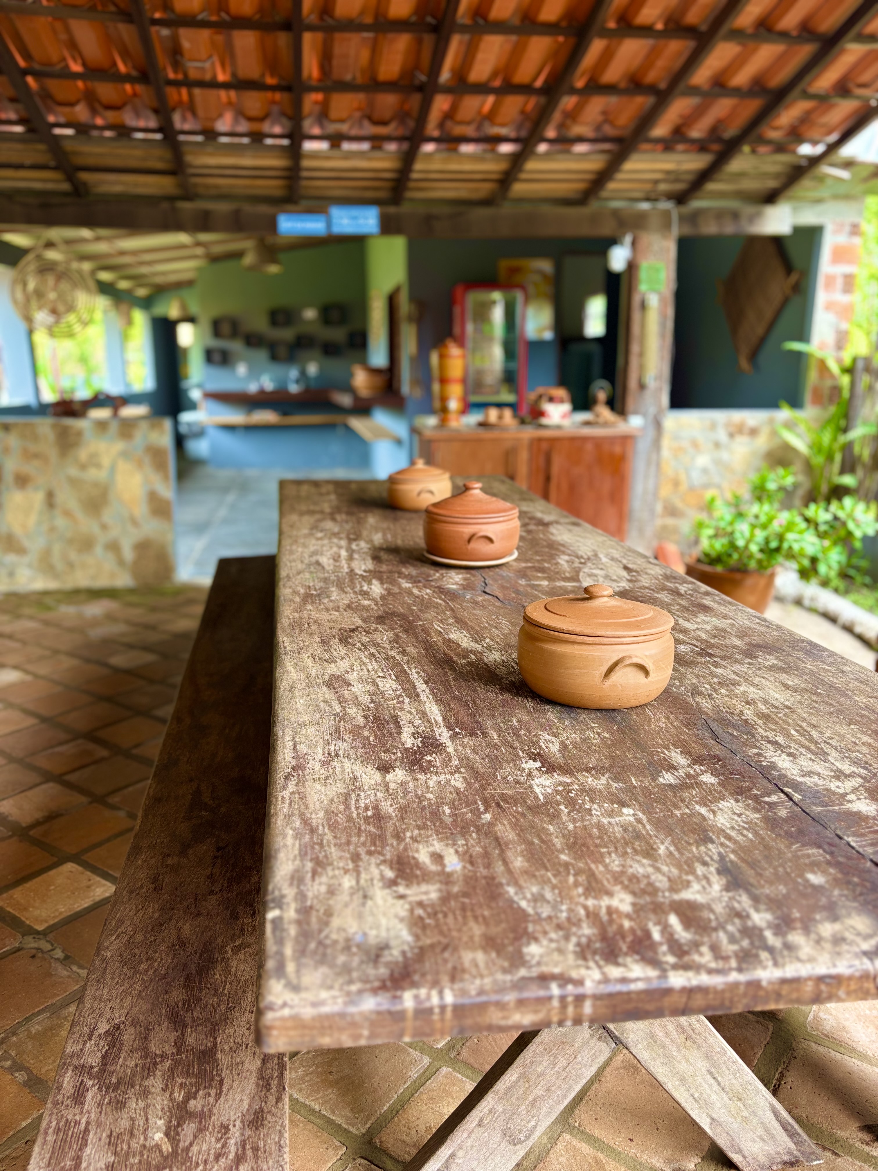Mesa rústica na área de convivência
